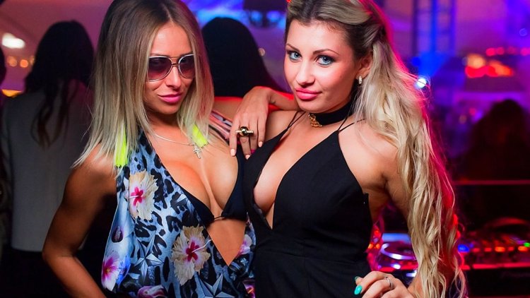 Девушки красивые в ночном клубе