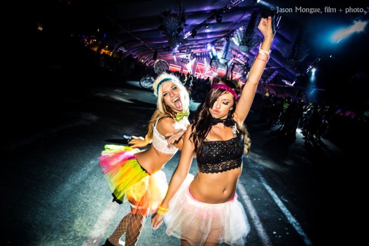 Рейв вечеринка девушка