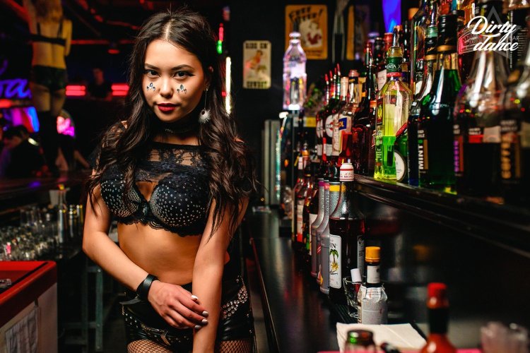 Диана Чрагян на барной стойке