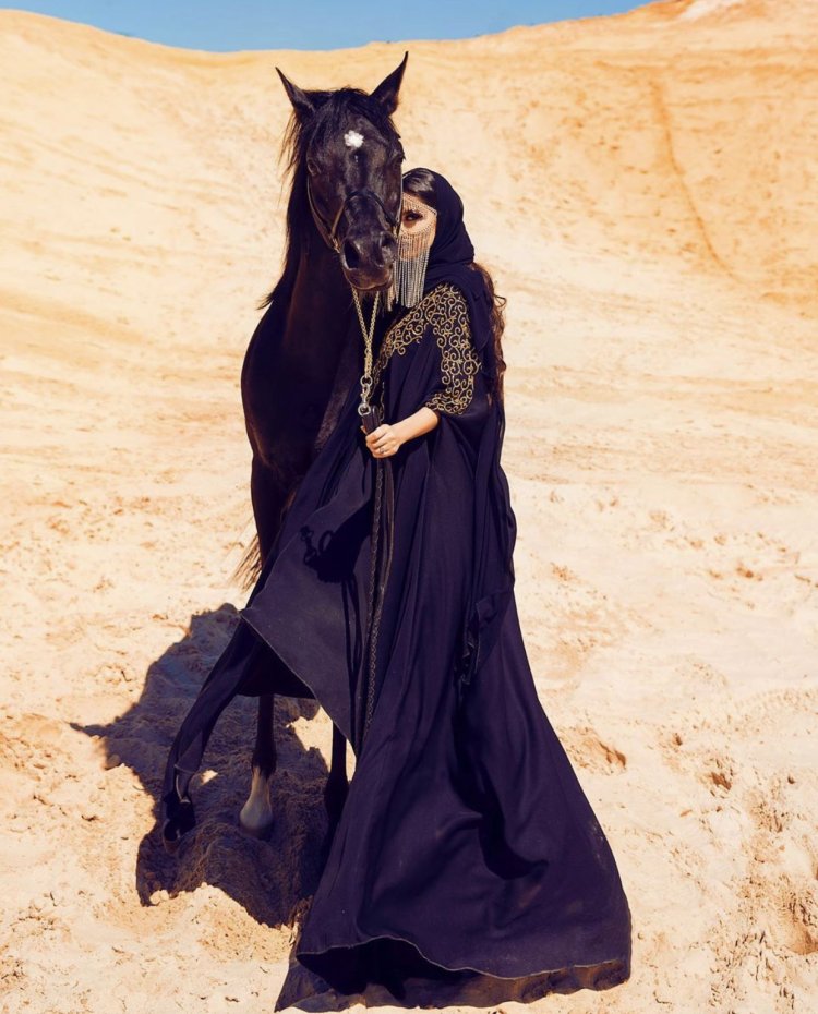 Восточная девушка в пустыне