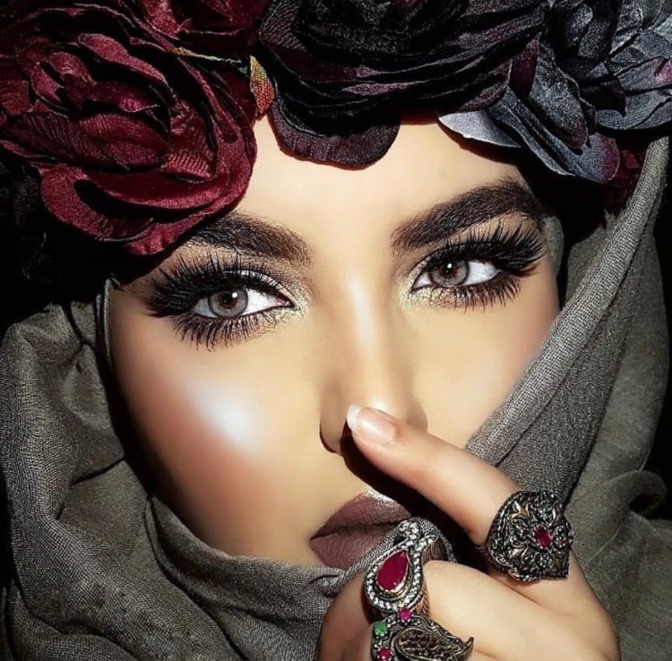 Восточная красавица с карими глазами