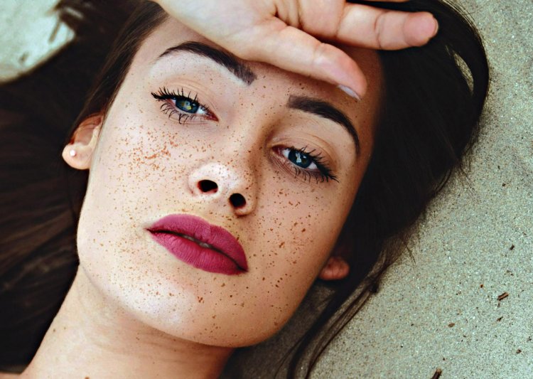 Девушка веснушки