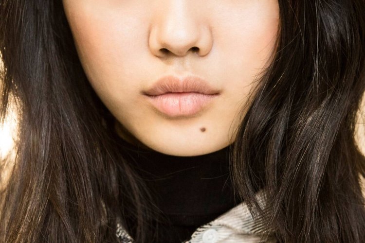 Красивые девушки с родинками