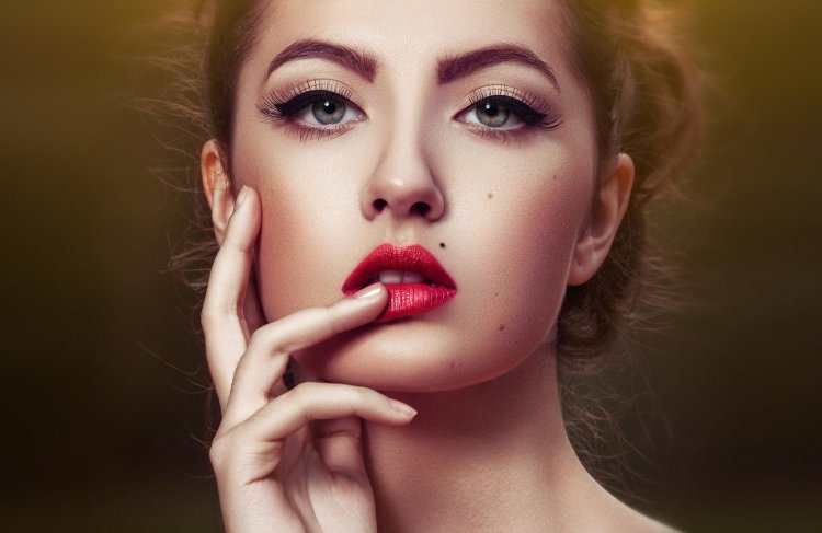 Родинка над губой