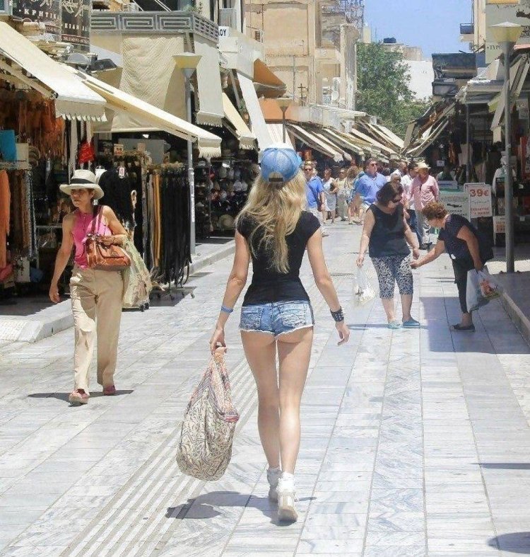 Летние девушки на улицах города