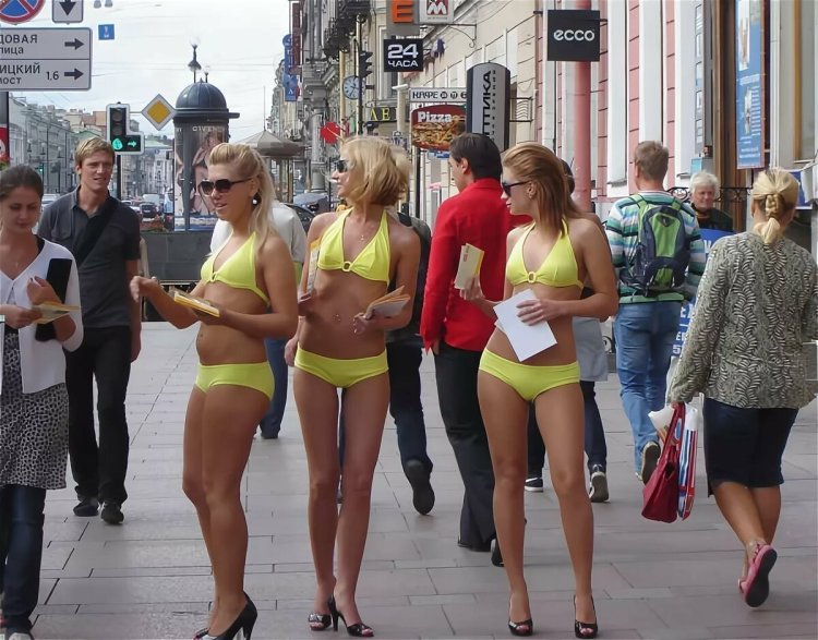 Девушки в купальниках на улицах города