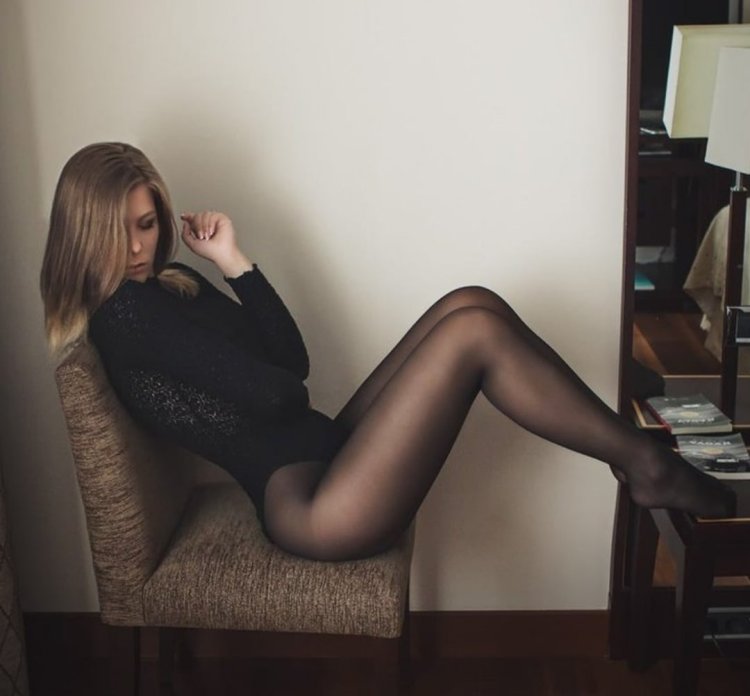 Александра Бортич в колготках