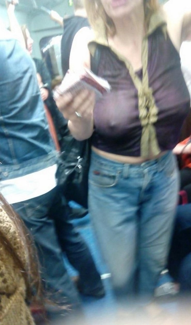 Женская грудь в общественном транспорте