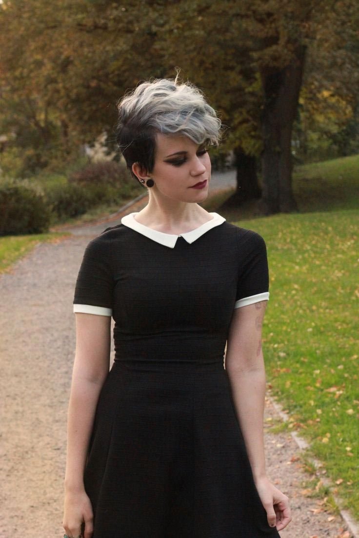 Девушка с короткой стрижкой в платье