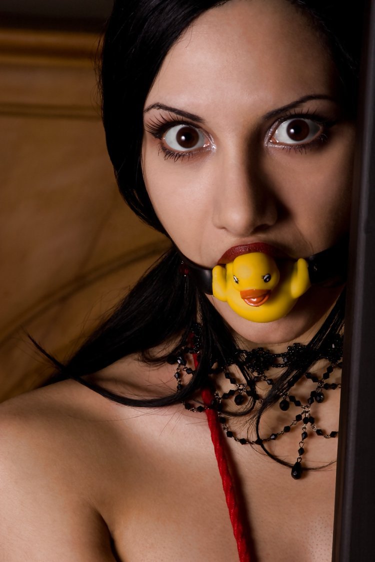 Девушка с шаром во рту