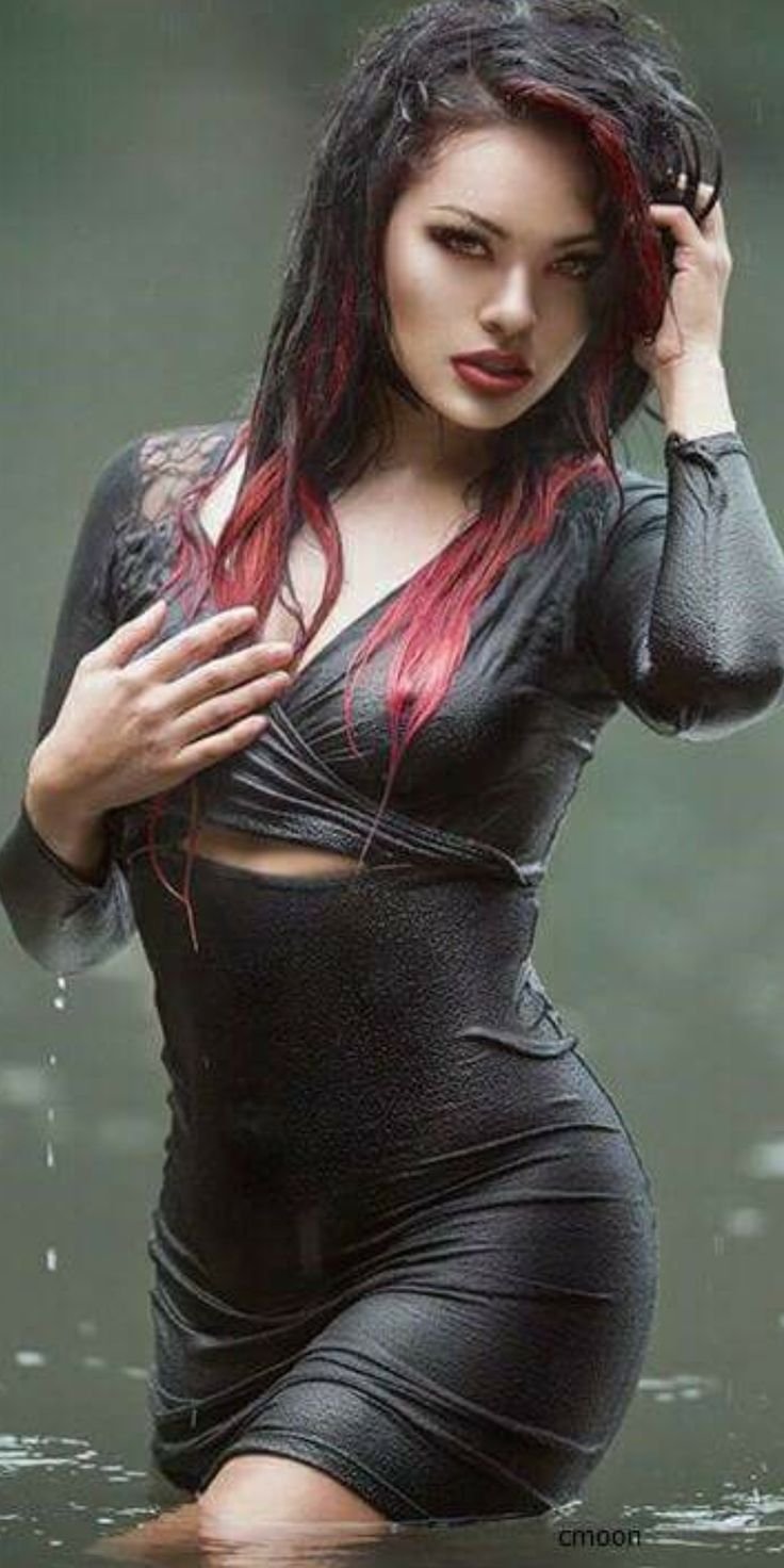 Девушки в мокрой одежде