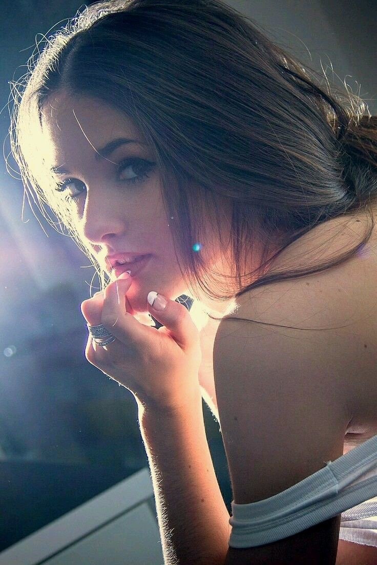 Девушка оборачивается