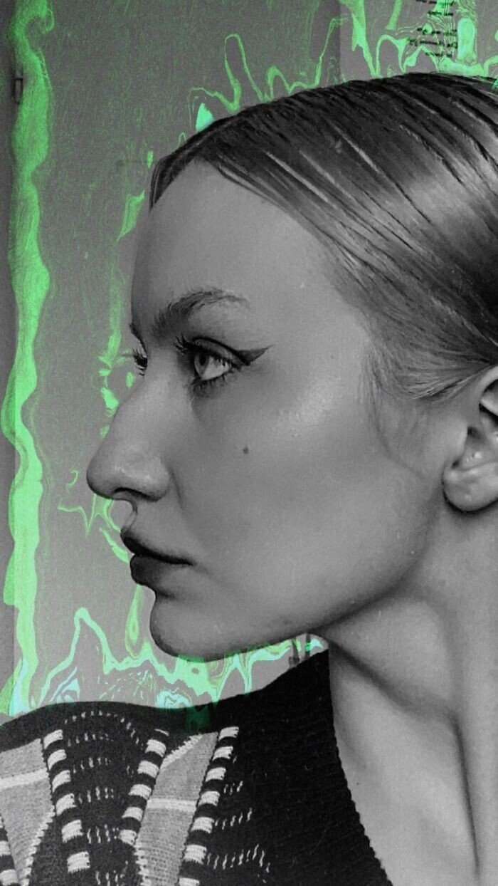 Красивый женский нос с горбинкой