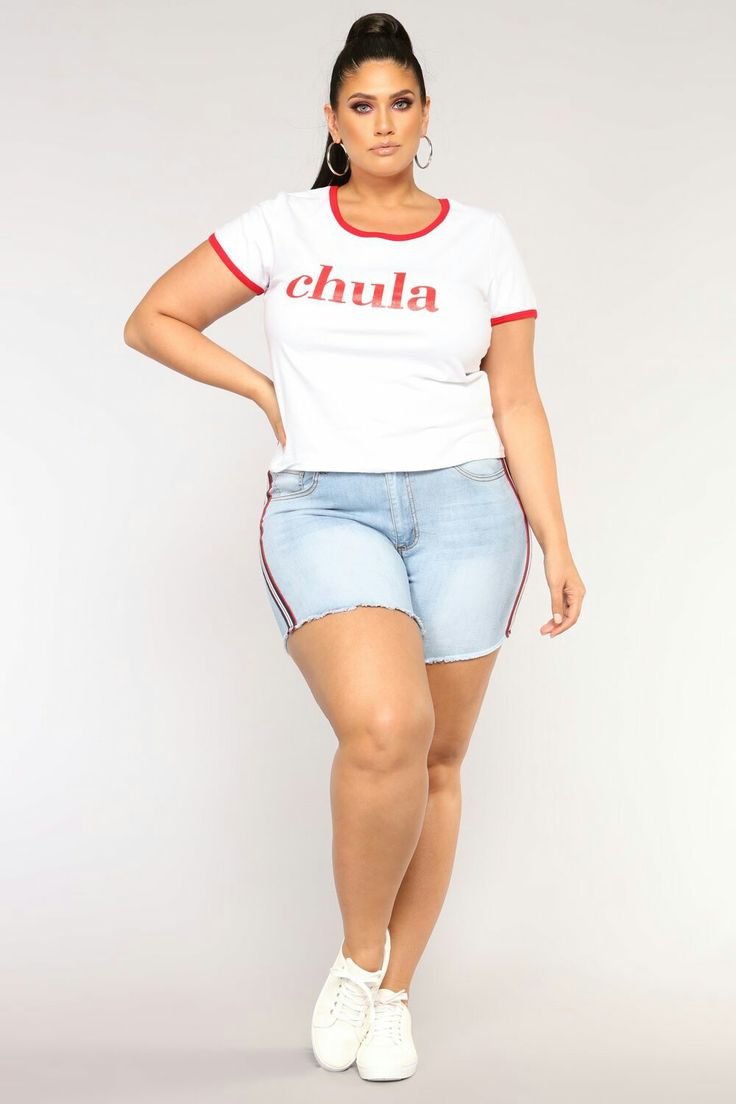 Модель плюс сайз в шортах