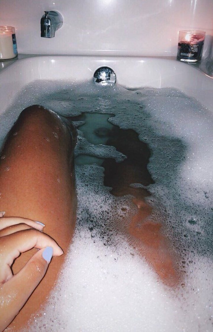 Ноги в ванной