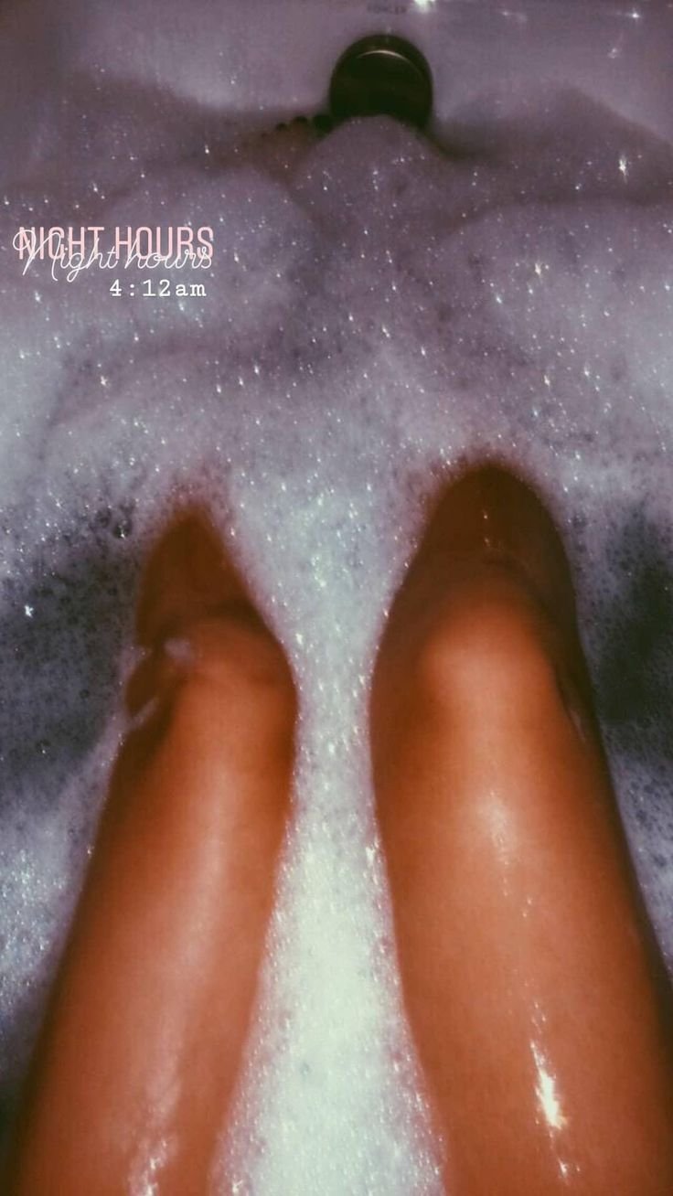 Ноги в ванной с пеной