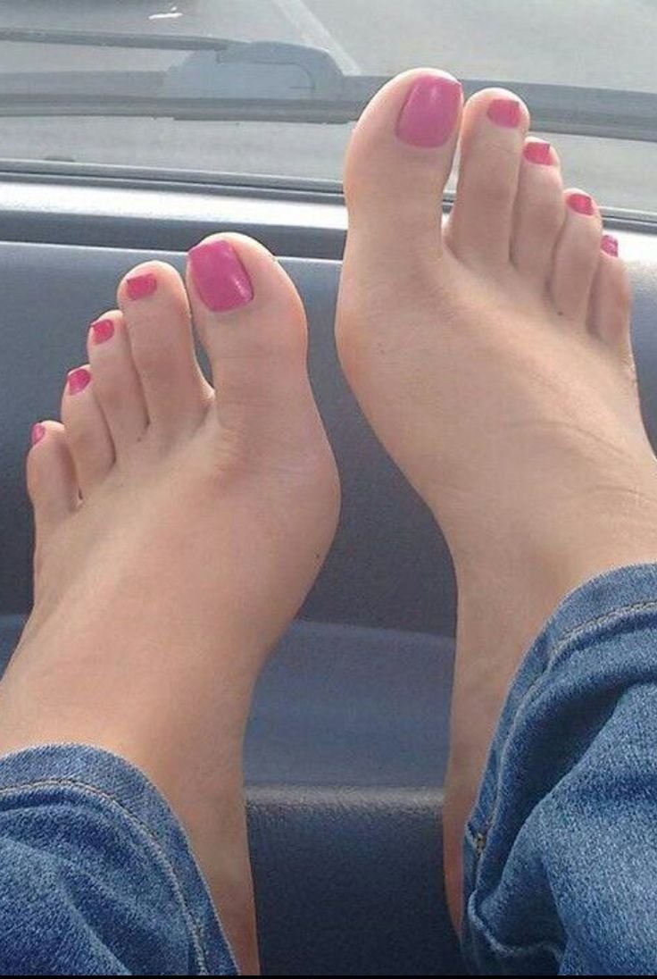 Женские ступни в авто