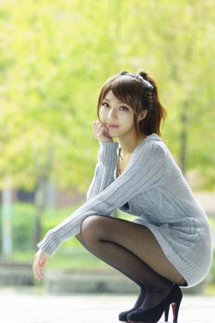 Японка сидит