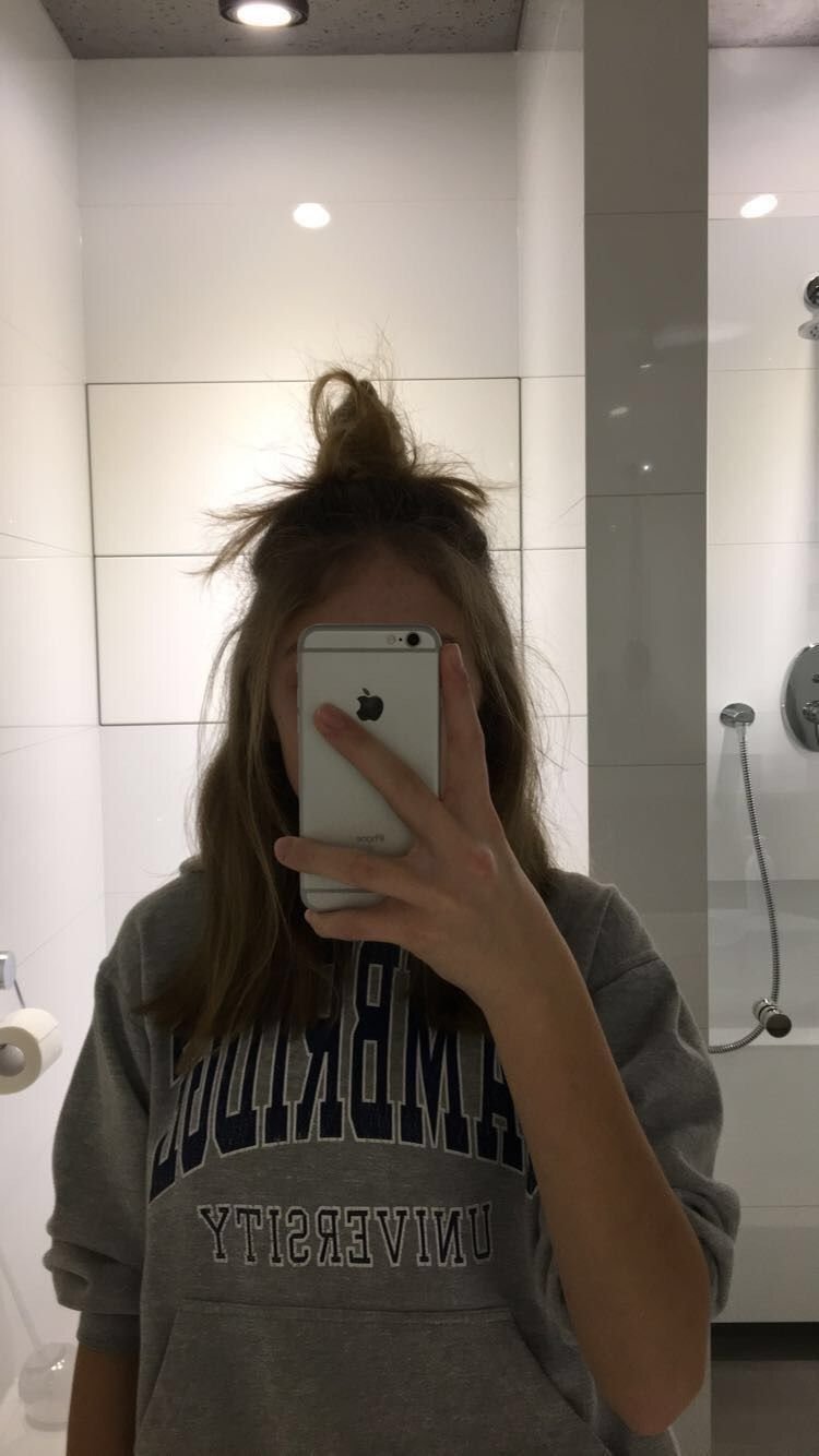 Девочка с коричневыми волосами с айфоном