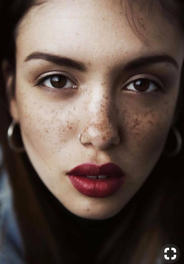 Эмили Коллинз модель с родинками