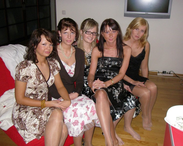 Женский коллектив в колготках