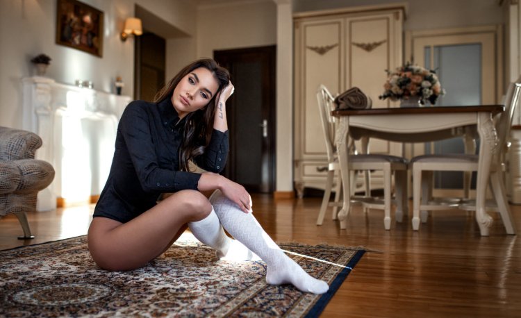 Женщины в белых колготках