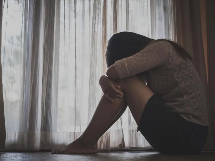 Девушка плачет на коленях