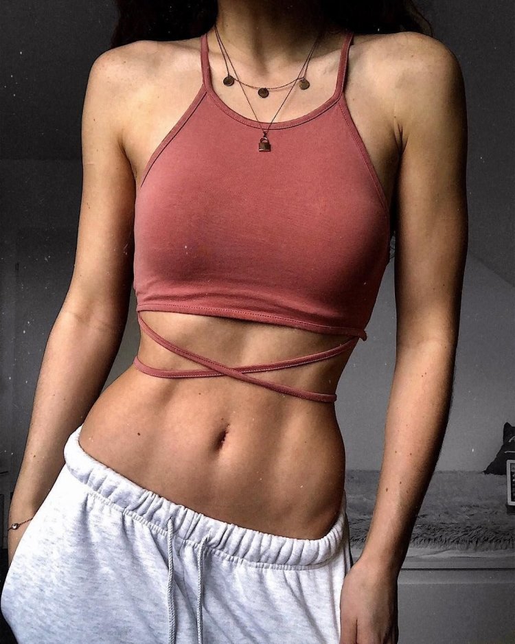 Девушка с прессом и талией