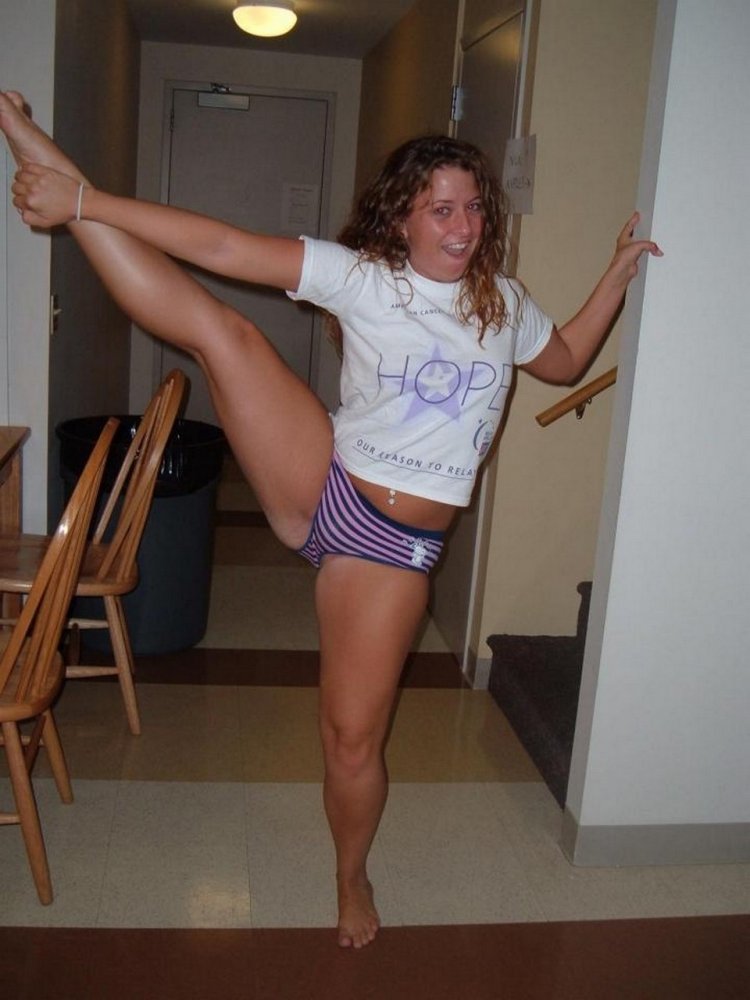 Женщина высоко задрала ногу