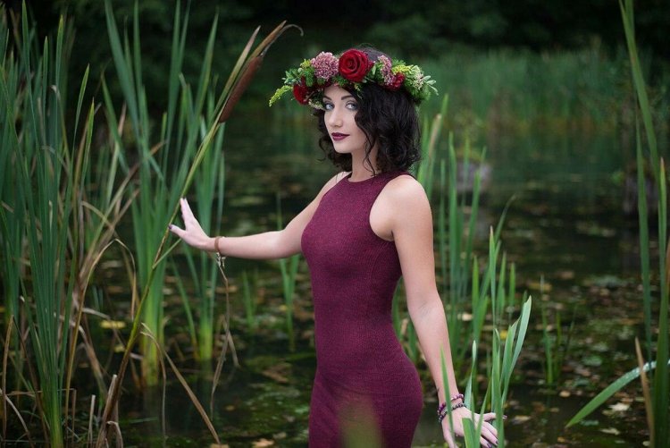 Фотосессия на болоте в платье