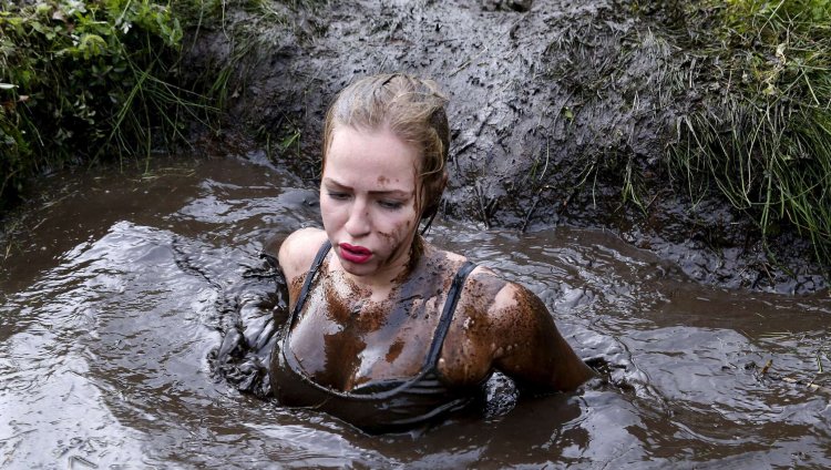 Девушка купается в болоте