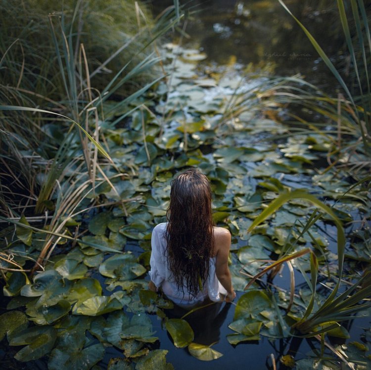 Девушка в болоте