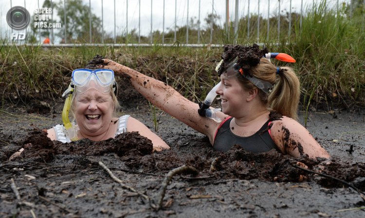 Человек тонет в болоте