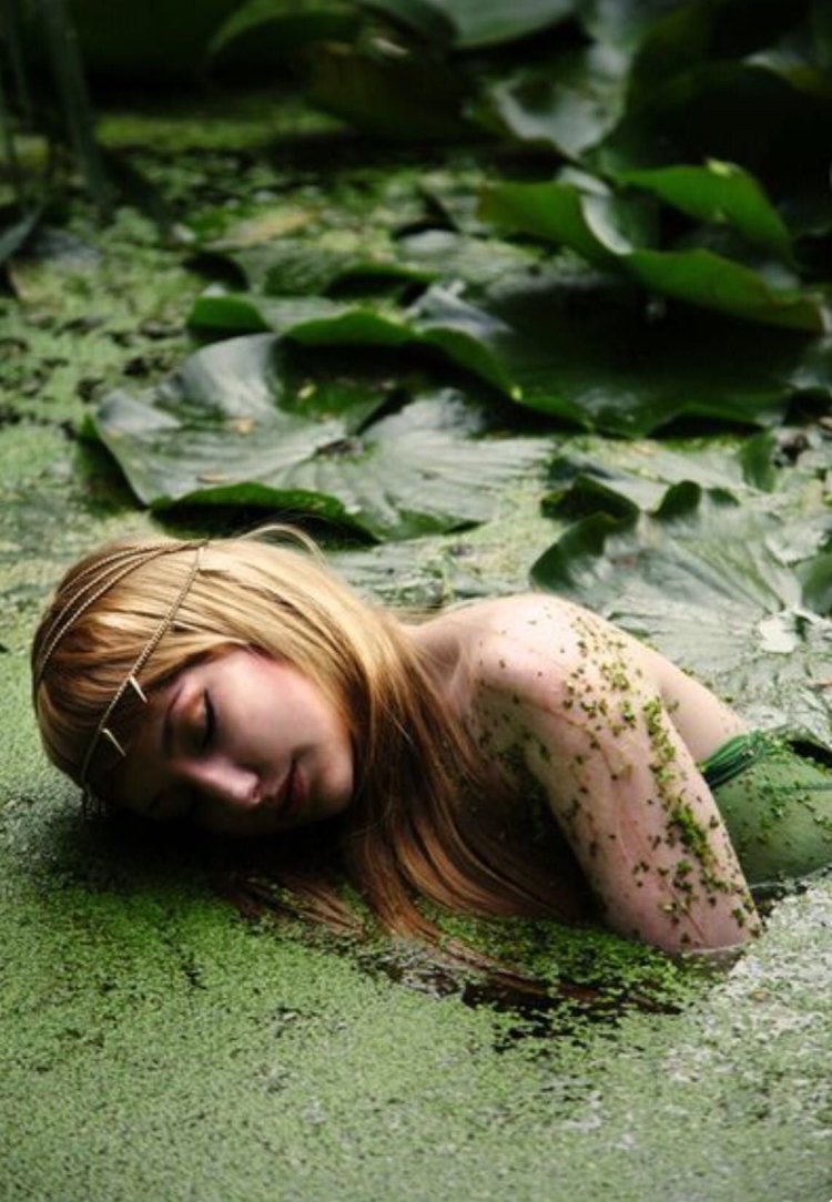 Девушка болото