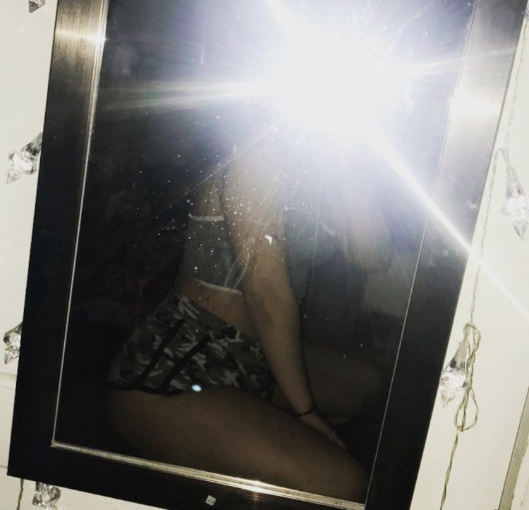 Девушка около зеркала со вспышкой