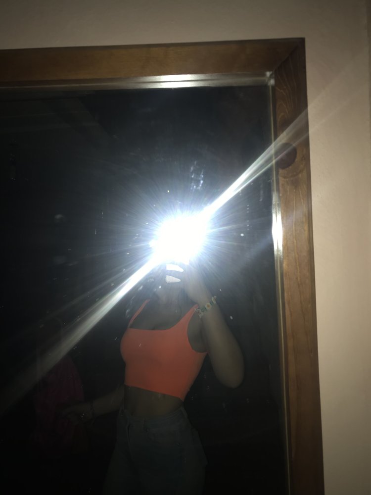 Девушка в зеркале без лица со вспышкой