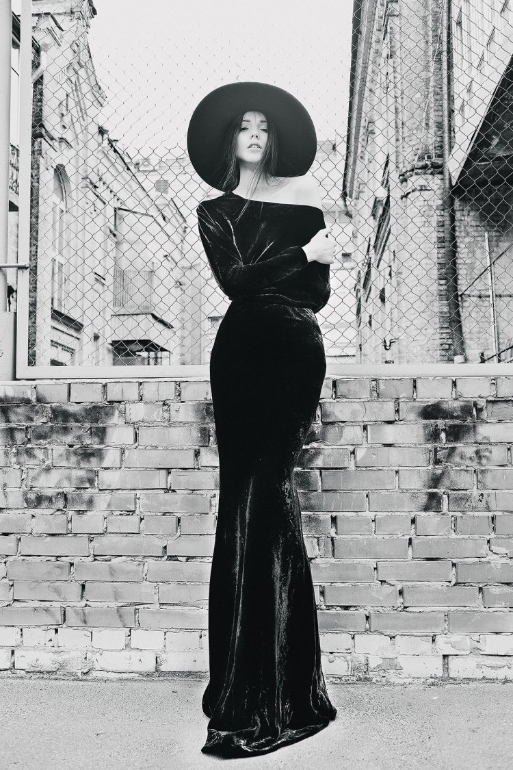 Тёмном платье стиля Нуар