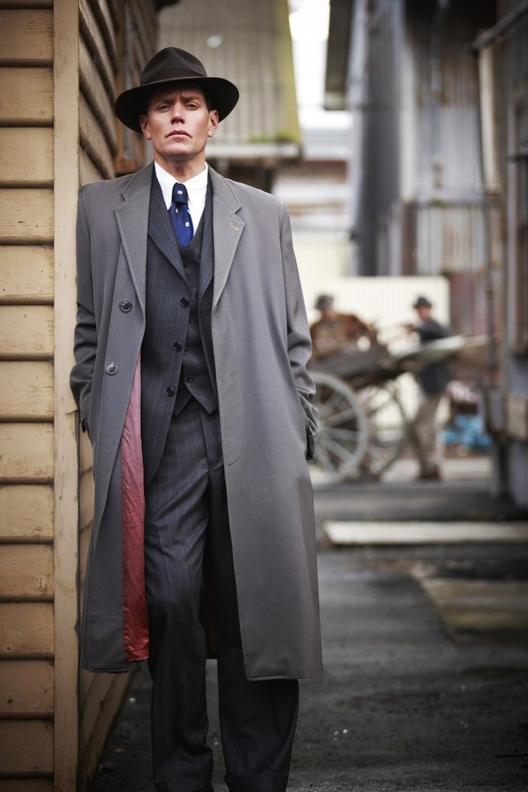 Мужчина в пальто и шляпе