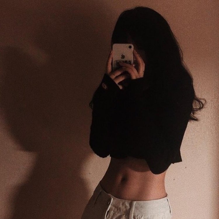 Тело девушки с черными волосами