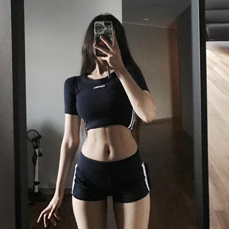 Красивые фигуры кореянки в спортивном