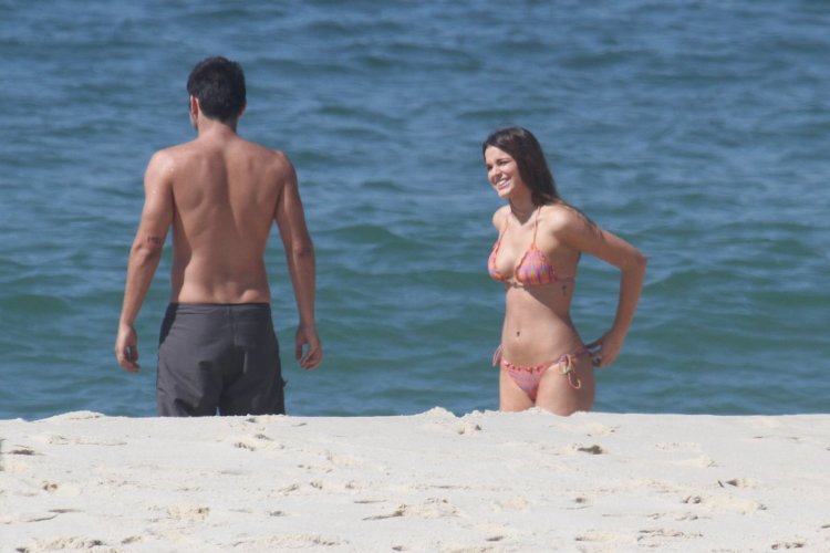 Bruna Marquezine Paparazzi