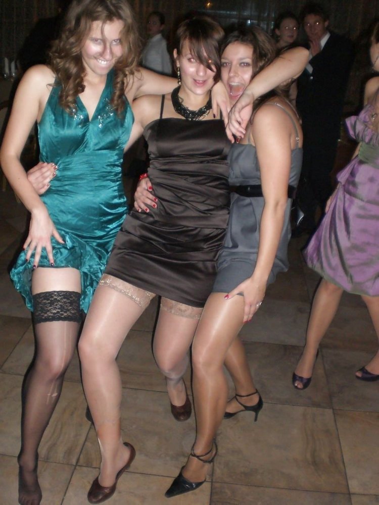 Женщины в чулках на корпоративе