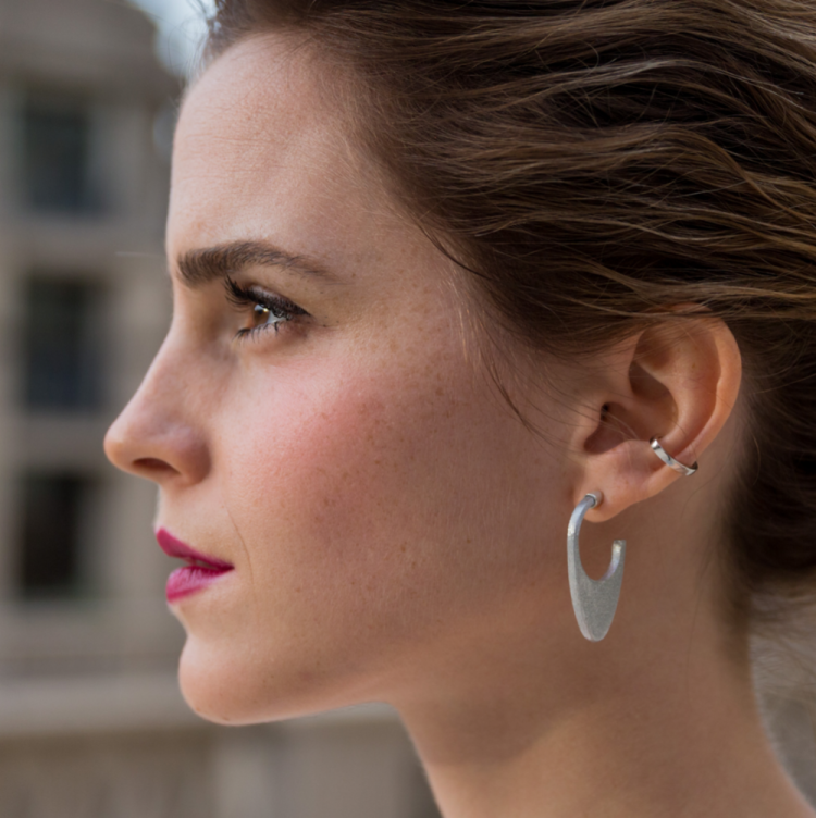 Эмма Уотсон сбоку