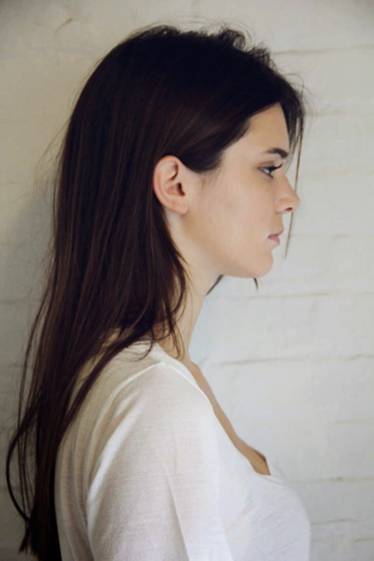 Кендалл Дженнер в профиль