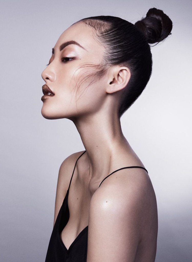 Модель в профиль