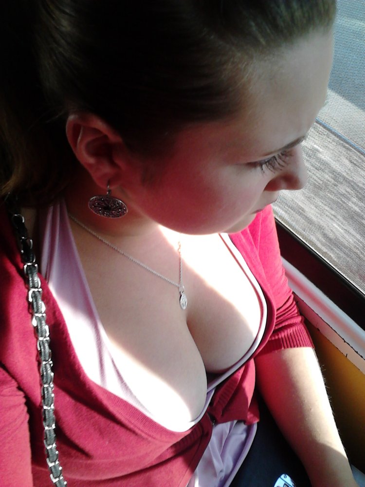 Декольте в автобусе