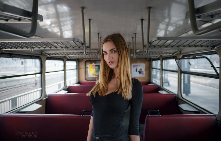 Красивая девушка в электричке