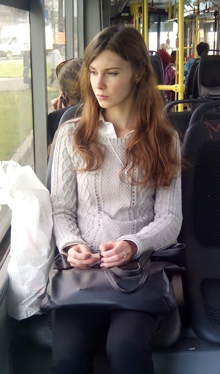 Красивые девушки в общественном транспорте