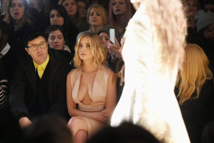 Эшли Бенсон откровенно