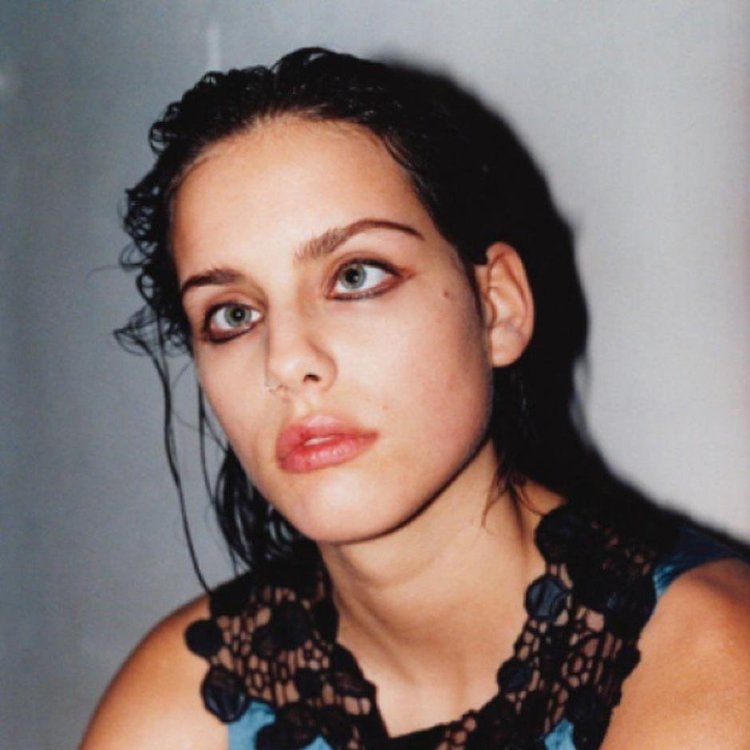 Косоглазая девушка